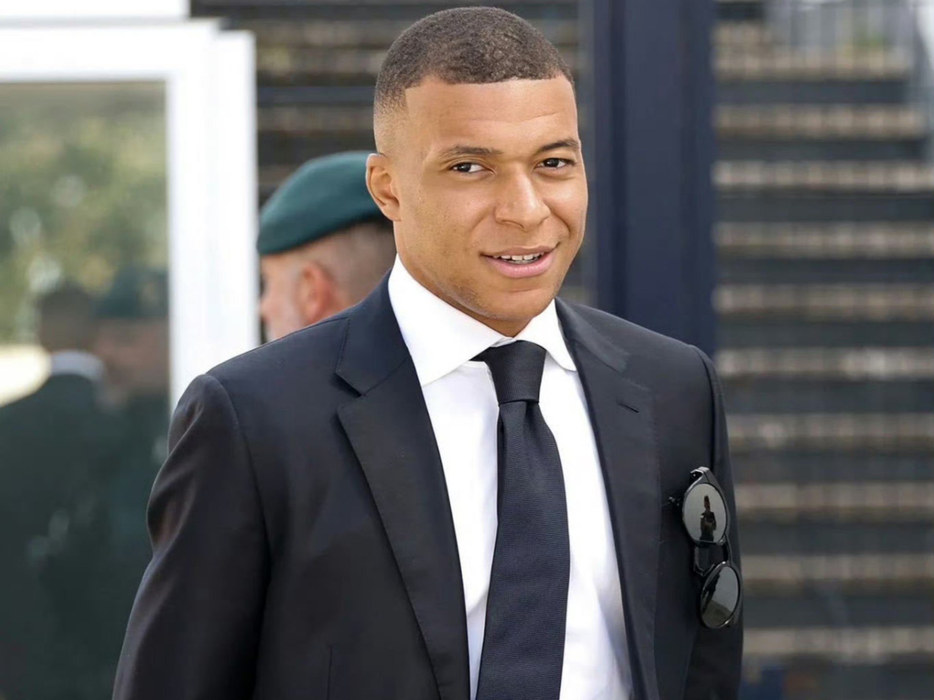 鸭脖- 今晚皇家马德里调整名单以备国王杯法兰克福关键时刻防线松动，媒体一致点评：姆巴佩在曼联比赛中战术调整